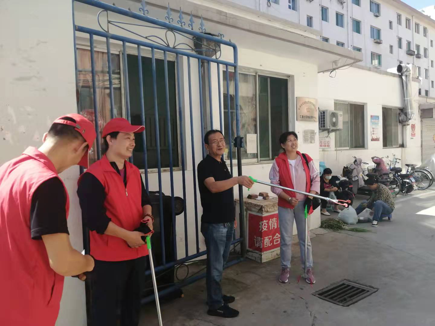 01-9月9日黨委委員、財務(wù)總監(jiān)辛建人在匯春小區(qū)檢查指導志愿者服務(wù).jpg